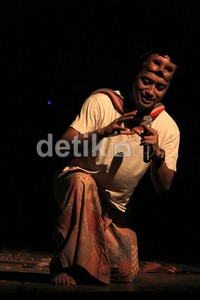 Mereka tampil dengan pakaian dan tata lampu yang sederhana namun memukau penonton yang hadir.