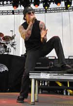 Garangnya Aksi M Shadows di Pentas