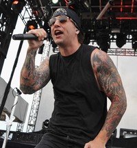 Bersama bandnya, M Shadows memainkan hits-hits andalan mereka. Getty Images/Theo Wargo.