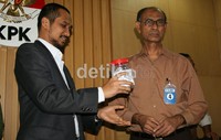 Ketua KPK Abraham Samad menyerahkan kotak Donasi Gedung KPK ke Mantan Jaksa Agung A Rahman Saleh. Ramses/detikcom.