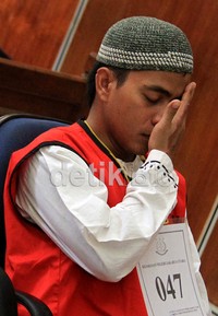 Terdakwa 1 Rahmat Awifi mengusap wajahnya ketika mendengar hukuman 15 tahun yang akan dijalaninya.