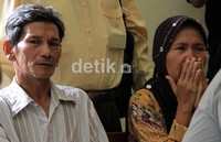 Orang tua terdakwa 1 Kris Bayudi menangis bahagia mendengar anaknya terbukti tak bersalah dan dibebaskan.
