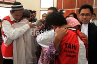 Kedua terdakwa memeluk masing-masing orang tuanya.