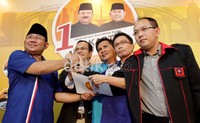 Tampak 4 pimpinan parpol bergandengan mendukung Foke-Nara di markas tim sukses Foke, Jl Diponegoro 61, Jakarta, KAmis (28/6/2012).