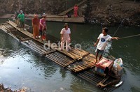 Getek ini menghubungkan Bukit Duri, Jakarta Selatan dengan Kampung Pulu, Jakarta Timur.
