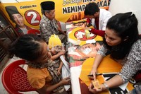 Warga menukarga resep dengan obat.