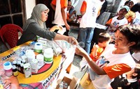 Usai diperiksa, warga menerima obat yang diberikan petugas medis dari Denta Medika.