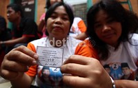 Selain mendapat pengobatan gratis, warga juga menerima kupon doorprize.