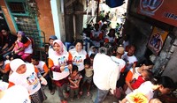 Warga yang hendak berobat mengantre di depan rumah.
