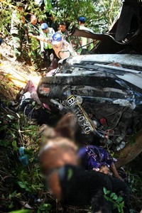 Mobil tersebut tersangkut di hutan yang ada di jurang di pinggiran Danau Toba. (Vay)