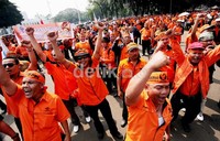 Pak Pos ini datang dari Jabodetabek, Jawa Barat hingga luar Jawa untuk menuntut kesejahteraan. Beberapa di antaranya mengaku masih mendapat gaji pokok Rp 200.000/bulan untuk golongan 1 C.