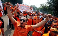 Aksi ini cukup membuat kamacetan. Mereka mengenakan seragam khas Pak Pos yakni warna oranye.