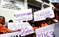 Para karyawan PT Pos berdemonstrasi di depan kantor pusat PT Pos. Mereka mendesak direksi PT Pos memperhatikan kesejahteraan mereka terutama pegawai rendahan.