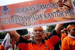 Seribuan Pak Pos Tuntut Kesejahteraan