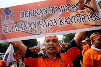 Demonstrasi ini membuat ratusan polisi mengawal aksi mereka.