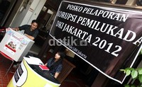 Di posko tersebut terdapat seorang petugas yang siap menerima aduan dari masyarakat terkait Pemilukada DKI.