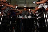 Hary Tanoe Soedibyo keluar gedung KPK usai diperiksa selama 7 jam.