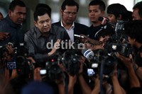 Sebelumnya pegawai pajak Tommy Hindratno (TH) tertangkap basah KPK atas dugaan suap. Tommy diduga menerima suap dari James Gunardjo terkait kepengurusan pajak di PT Bhakti Investama Tbk senilai Rp 280 juta.