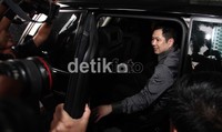 Hary Tanoe meninggalkan gedung KPK.