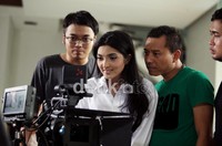 Bersama Anang, Ashanty melihat hasil shoot pengambilan gambar pertama.