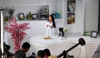 Setting tempat disesuaikan dengan materi lagunya yang menceritakan perjalan kisah kasihnya hingga menjadi suami istri.