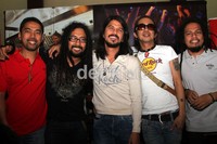 FOS digawangi Ariyo Wahab (vokal), Coki Moco Sitompul (gitar), Bey Blue (keyboard), Rival Himran (bass), Lilik Wishardianto (gitar), dan Robby Wibowo (drum). Gus Mun/detikHOT.