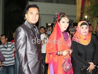 Jika dilihat sekilas, wajah Indah mirip dengan almarhumah Virginia Anggraeni. Apakah Saipul memang mencari perempuan yang setipe dengan mendiang istrinya? Herianto Batubara/detikhot