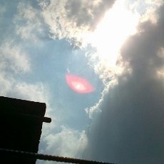 Foto Mata Bercahaya Merah Muda di Bandung Asli Tapi Bukan UFO