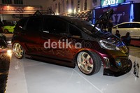 Memiliki tampilan mobil biasa-biasa saja membuat Kevin malas melihatnya. Kevin pun mempermak Honda Jazz miliknya di rumah modifikasi Zoom, Surabaya. (M Ikhsan/detikOto)