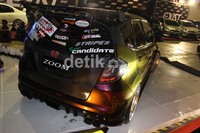 Untuk urusan cat pemilik mobil asal Jepang itu mempercayakan Ade dari rumah modifikasi Zoom agar membalurinya dengan warna bunglon. (M Ikhsan/detikOto)