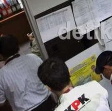 KPK Bawa 3 Kardus dari Rumah Tersangka Korupsi Alquran