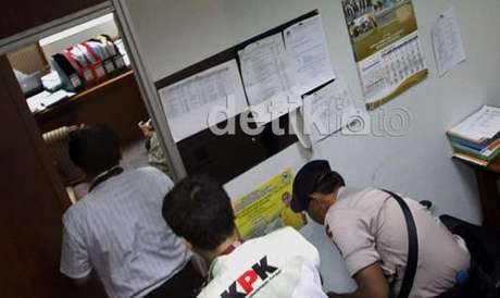 KPK Bawa 3 Kardus dari Rumah Tersangka Korupsi Alquran 