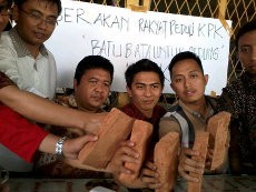 LSM & Mahasiswa Makassar Kumpulkan Batu Bata untuk Gedung Baru KPK