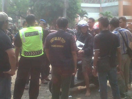 Rekonstruksi Penembakan Satpam IPB, Ratusan Warga Caci Maki Tersangka