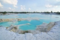 Saat musim kemarau tiba di tengah Danau Kaolin akan muncul undakan-undakan seperti gula putih (mukebelitong.wordpress.com) Saat musim kemarau tiba di tengah Danau Kaolin akan muncul undakan-undakan seperti gula putih (mukebelitong.wordpress.com)