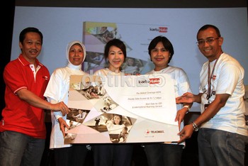 (Kika) Head Of Costumer Touch Point Group Primadi K Putra, Head Of Product Group Ririn Dwi Widaryani, Director of Marketing Goh Min Rachel, Head of Jabotabek Jabar Group Venusiana Papasi, dan Head of Corporate Bisnis Group Irlamsyah Syam menunjukkan wajah baru Kartu Halo.