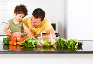 Agar Anak Menyukai Makanan Sehat, Ajaklah Memasak di Dapur