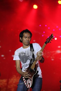 Setelah reda, Kaka, Bimbim, Ivanka, Abdee dan Ridho itu kembali melanjutkan permainannya