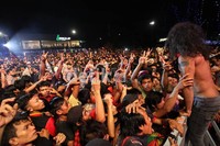 Saat pertunjukan baru dimulai, para Slankers yang berada dibarisan terdepan sedikit rusuh satu sama lain. Kaka pun menghentikan permainan sejenak dan mendekat ke barikade penonton