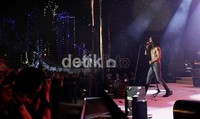 Tak hanya Slankers pria, tampak jelas dalam pandangan mata tak sedikit Slankers wanita ikut menyaksikan konser tersebut.