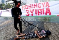 Lembaga sosial Aksi Cepat Tanggap (ACT) melakukan aksi teatrikal di Bundaran Hotel Indonesia, Jakarta. Rencananya relawan ACT akan menuju Rohingnya dan Syria pada 6 Juli mendatang. Ribuan pengungsi Rohingnya dan Syria sedang terllilit kelaparan dan konflik bersenjata.