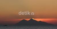 Panorama sunset yang membuat wisatawan terpesona.