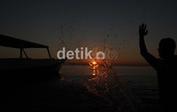 Matahari sore menyempil di antara riak air.