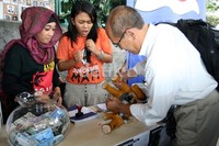 Faisal Basri memecahkan celengan yang dibawanya. Ramses/detikcom.