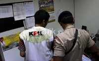 Sekitar 4 orang memakai rompi KPK datang ke ruangan Zulkarnaen nomor 1324, lantai 13, Gedung Nusantara I, Kompleks DPR, Senayan, Jakarta. Mereka ditemani anggota polisi. Ramses/detikcom.