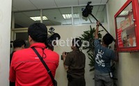Para wartawan menunggu penyidik KPK yang tengah memeriksa ruang kerja Zulkarnain Djabar. Ramses/detikcom.