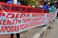 Aliansi Mahasiswa Jakarta Untuk Keadilan (AMJAK ) demo ke Mapolda Metro Jaya, Jumat (29/6/2012).