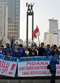 Massa melakukan demo di Bundaran HI menyorot dugaan kecurangan DPT serta oknum aparat pemerintah yang kemungkinan tidak netral  pada Pilgub DKI Jakarta kali ini.