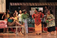 Teater ini mengambil sebuah kisah tentang seorang perempuan bernama Nurbanah yang gemar tampil seksi dicemooh oleh warga kampung yang dianggap sebagai perusak moral sehingga dijuluki sebagai Markonah. (Agung Pambudy/detikFoto)