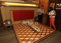 Dengan alternatif lain yang didesain nuansa interior dari bahan kayu komposit, ternyata mampu memperlihatkan keanggunan dari setiap ruangan.